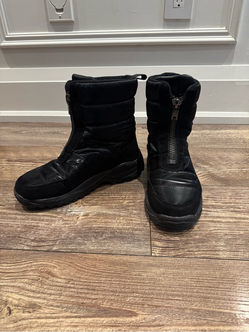 Artica Black Women's Winter Ankle Boots with Front Zipper - Size 9